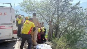 Tehri Road Accident: उत्तराखंड के टिहरी में भीषण हादसा, 300 मीटर गहरी खाई में गिरी कार; 8 लोगों की मौत