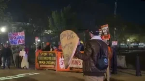 US Crisis: “चुनाव का इंतजार नहीं, इस इंसान को अभी जाना होगा…” ईरान जंग पर अपनों से घिरे ट्रंप, अमेरिका में भारी बवाल