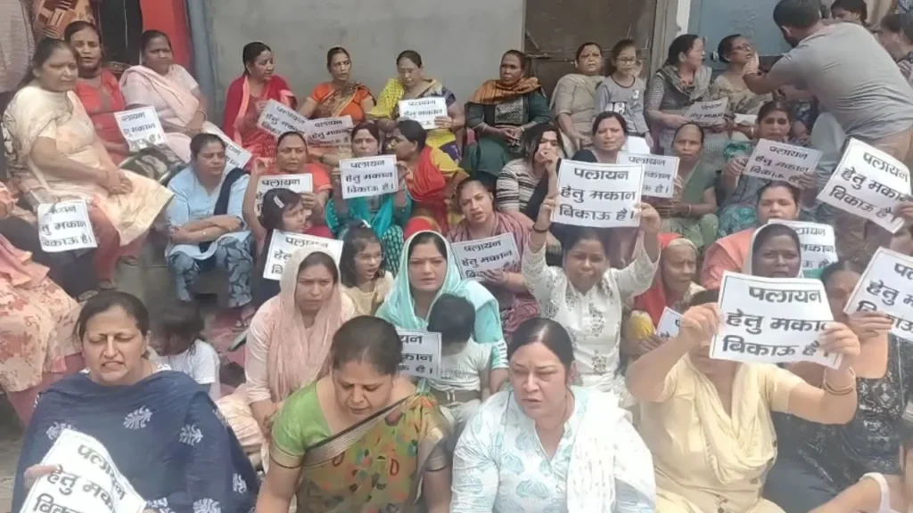 Meerut Central Market: मेरठ में कोहराम! सेटबैक हटाने के आदेश के खिलाफ सड़क पर उतरे लोग, घरों पर लगाए ‘पलायन’ के पोस्टर