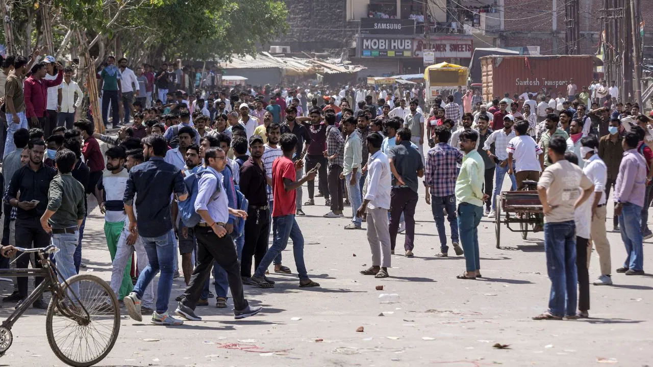 Noida Protest: नोएडा बवाल में सोशल मीडिया पर बड़ी कार्रवाई, 50 से अधिक फर्जी अकाउंट्स से फैली अफवाह; 2 ‘X’ हैंडल पर FIR