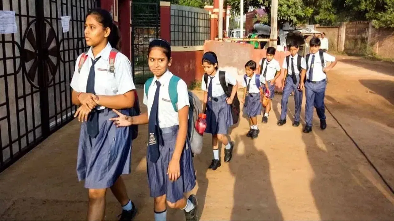 School Holidays 2026: भीषण गर्मी के बीच स्कूलों में छुट्टियों की घोषणा, जानें आपके राज्य में कब से बंद होंगे स्कूल