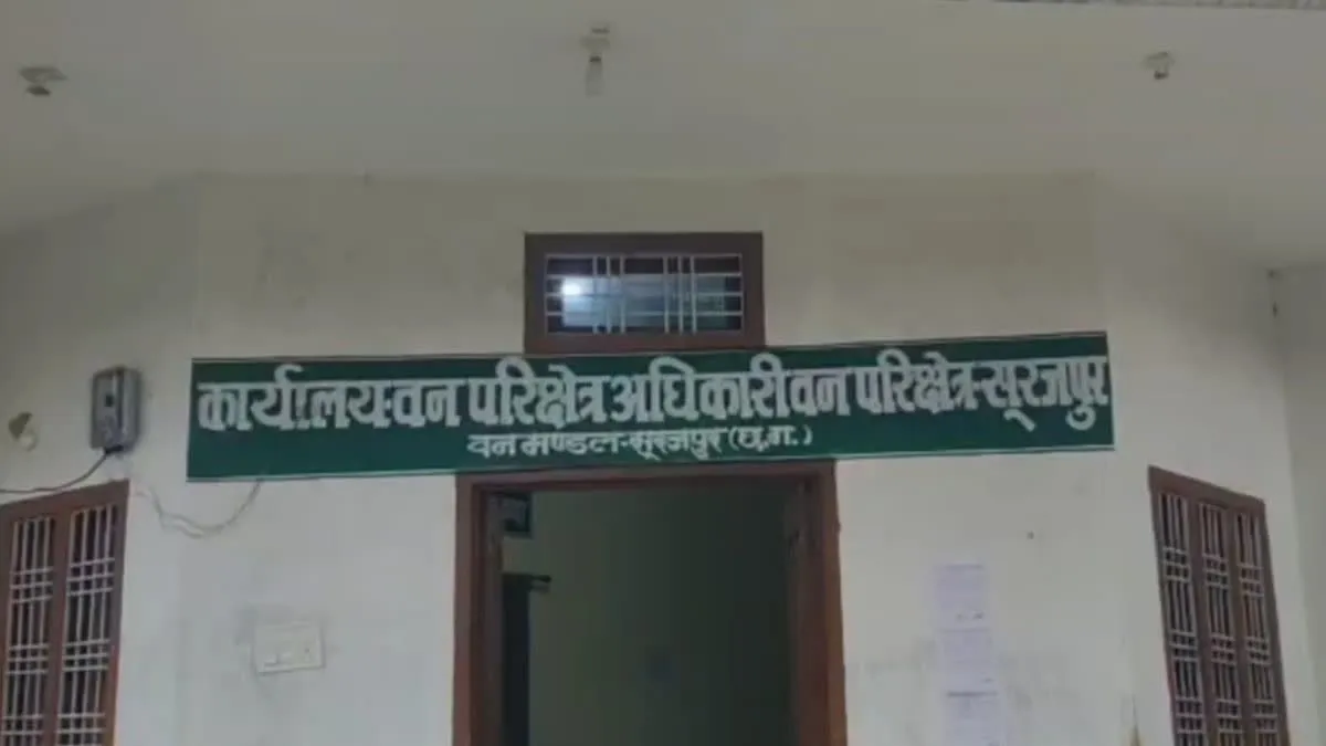 CG Elephant Attack: सूरजपुर में गजराज का खौफनाक तांडव! 30 वर्षीय युवक को कुचलकर मार डाला, गांव में फैली दहशत