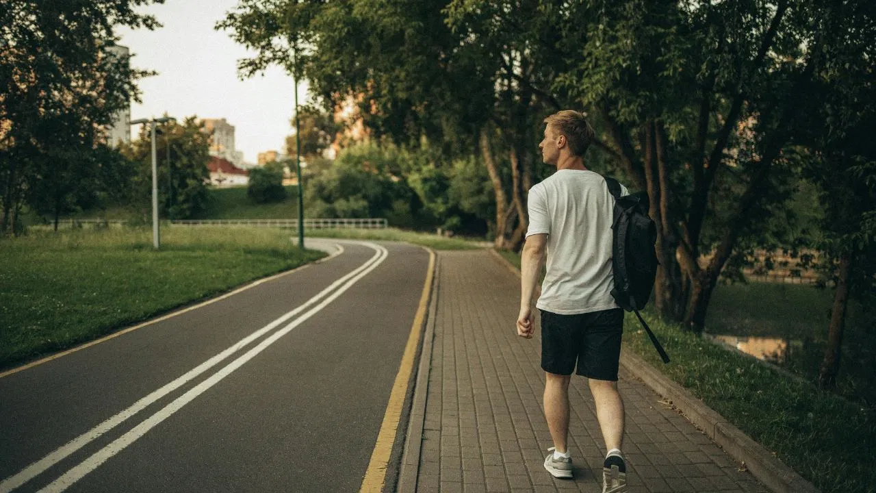 Walking Tips: लंबी उम्र चाहिए तो रोज इतने कदम चलना है जरूरी, साइंस ने बताया पैदल चलने का सही आंकड़ा