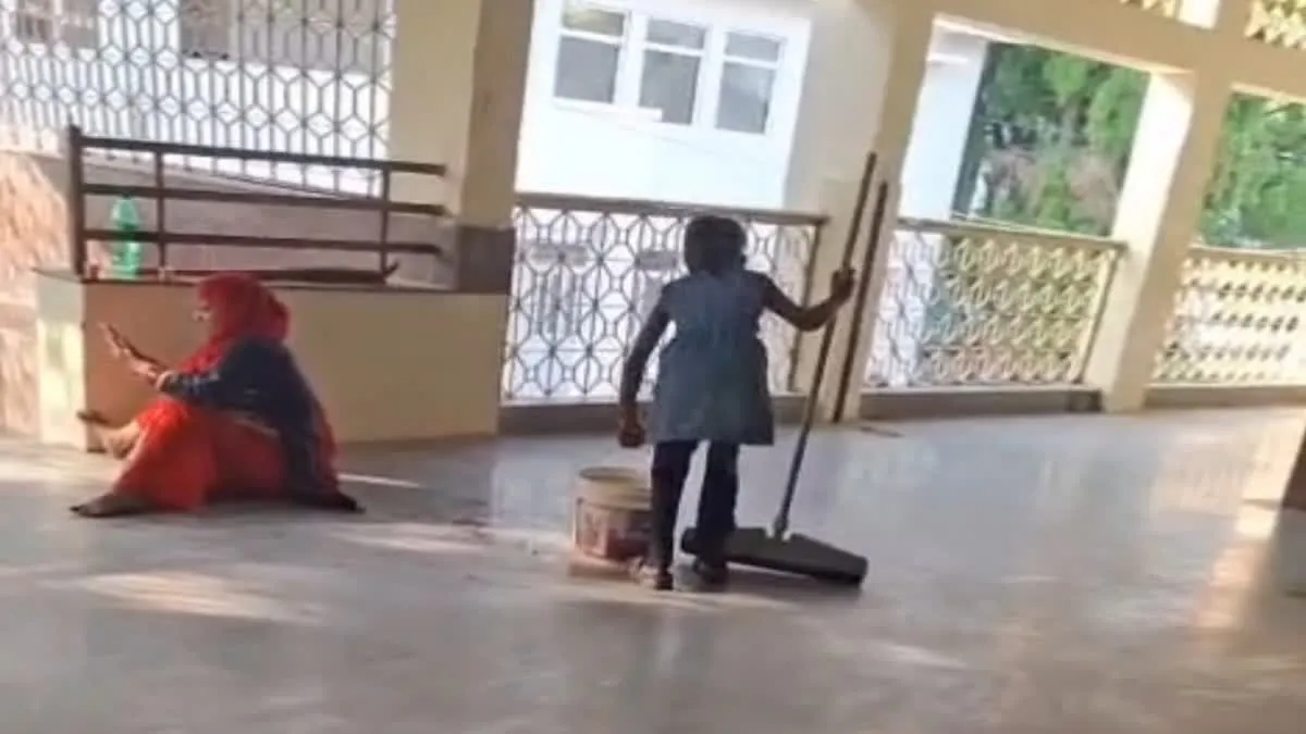 लापरवाही की हद! मुरैना में नाबालिग लगा रहा था झाड़ू, कर्मचारी फोन पर था व्यस्त; वायरल हुआ वीडियो