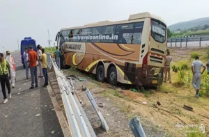 Gurdaspur Bus Accident: गुरदासपुर में अमृतसर-जम्मू टूरिस्ट बस पलटी; 2 यात्रियों की मौत, कई गाड़ियां भी आईं चपेट में