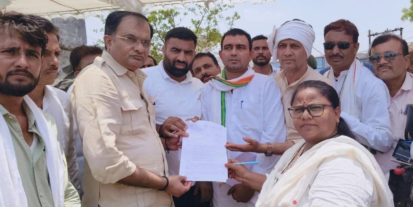 Congress Protest in Mundi: मूंदी-खंडवा मार्ग की बदहाली पर कांग्रेस का धरना, 3 महीने में सड़क नहीं बनी तो होगा उग्र आंदोलन