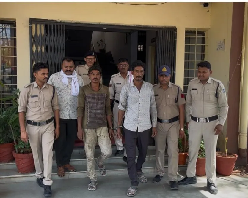 किसान के खेत से 3600 फीट केबल तार चुराने वाले 2 आरोपी गिरफ्तार, धनगांव पुलिस की कार्रवाई