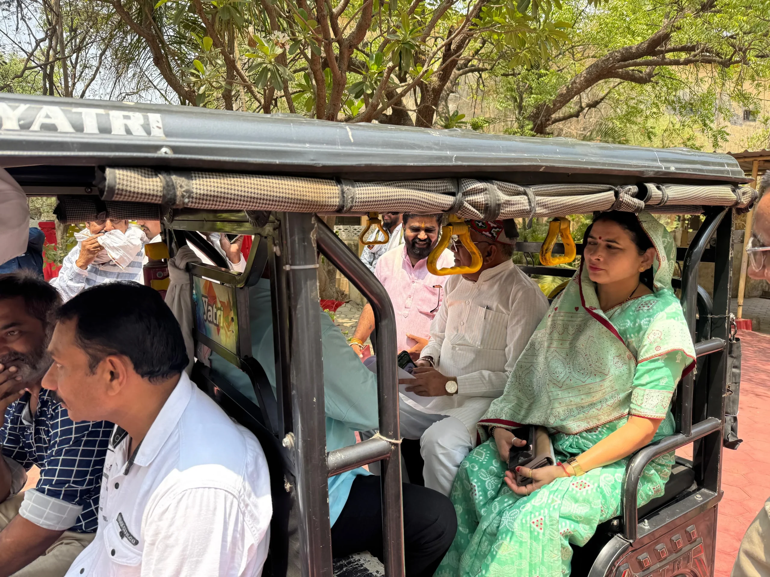 Environment Protection: सांसद और विधायक ने पेश की मिसाल, लग्जरी कारें छोड़ ई-रिक्शा से पहुंचे कलेक्ट्रेट