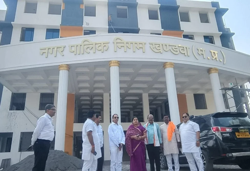 महापौर अमृता यादव ने किया नवनिर्मित नगर निगम भवन का निरीक्षण, दिए गुणवत्ता के निर्देश