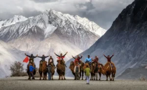 Travel News: गर्मी की छुट्टियों के लिए 42 दिन बाद खुला 11,500 फीट ऊंचा श्रीनगर-लेह हाईवे