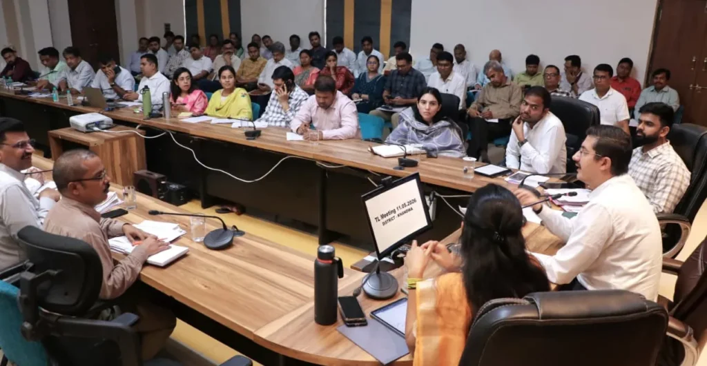 कलेक्टर ऋषभ गुप्ता के सख्त निर्देश, ‘अधिकारी समय-समय पर गांवों में करें रात्रि विश्राम’