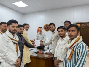 नीट 2026 पेपर लीक मामले में NSUI का प्रदर्शन, राष्ट्रपति के नाम कलेक्टर को सौंपा ज्ञापन