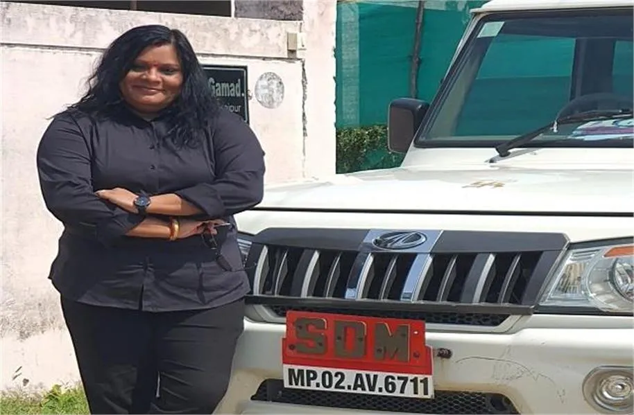 MP Woman Officer: मध्य प्रदेश की महिला अफसर को किसने कहा ‘I Love You’? जानें क्यों की ‘थप्पड़ मारने वाले असिस्टेंट’ की डिमांड