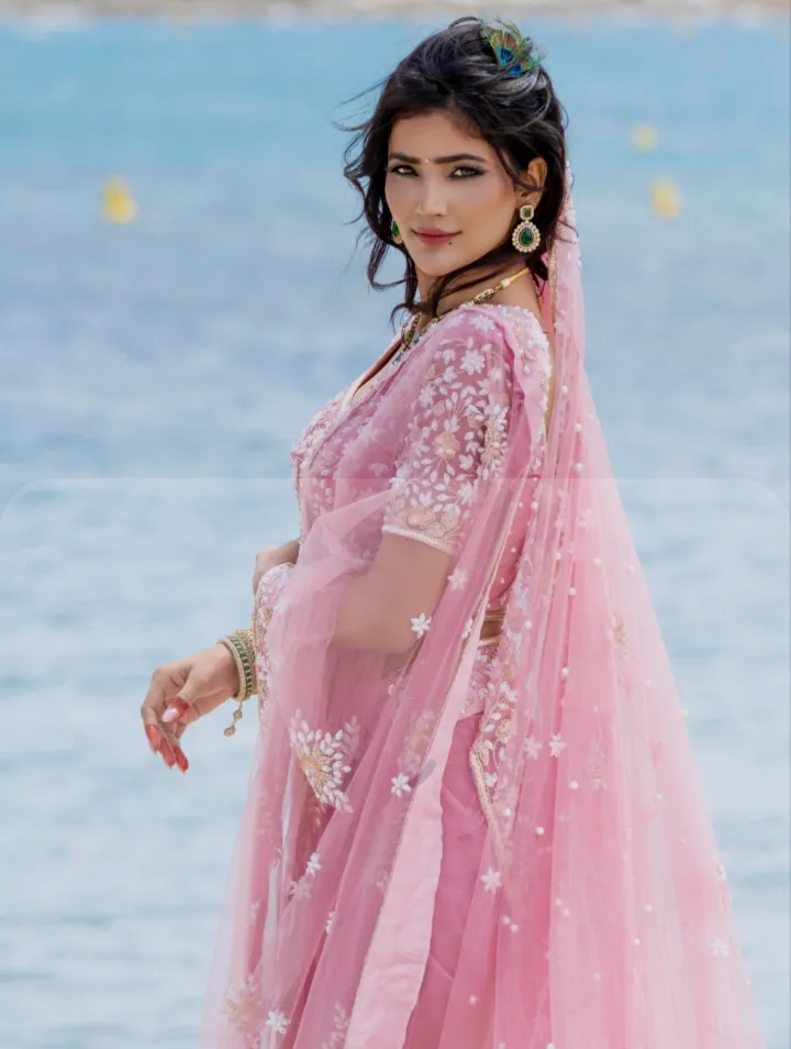 Sonia Bansal at Cannes: रेड कार्पेट पर दिखा सोनिया बंसल का ‘राधा रानी’ लुक, बालों में मोरपंख और आलता लगाए बिखेरा जलवा