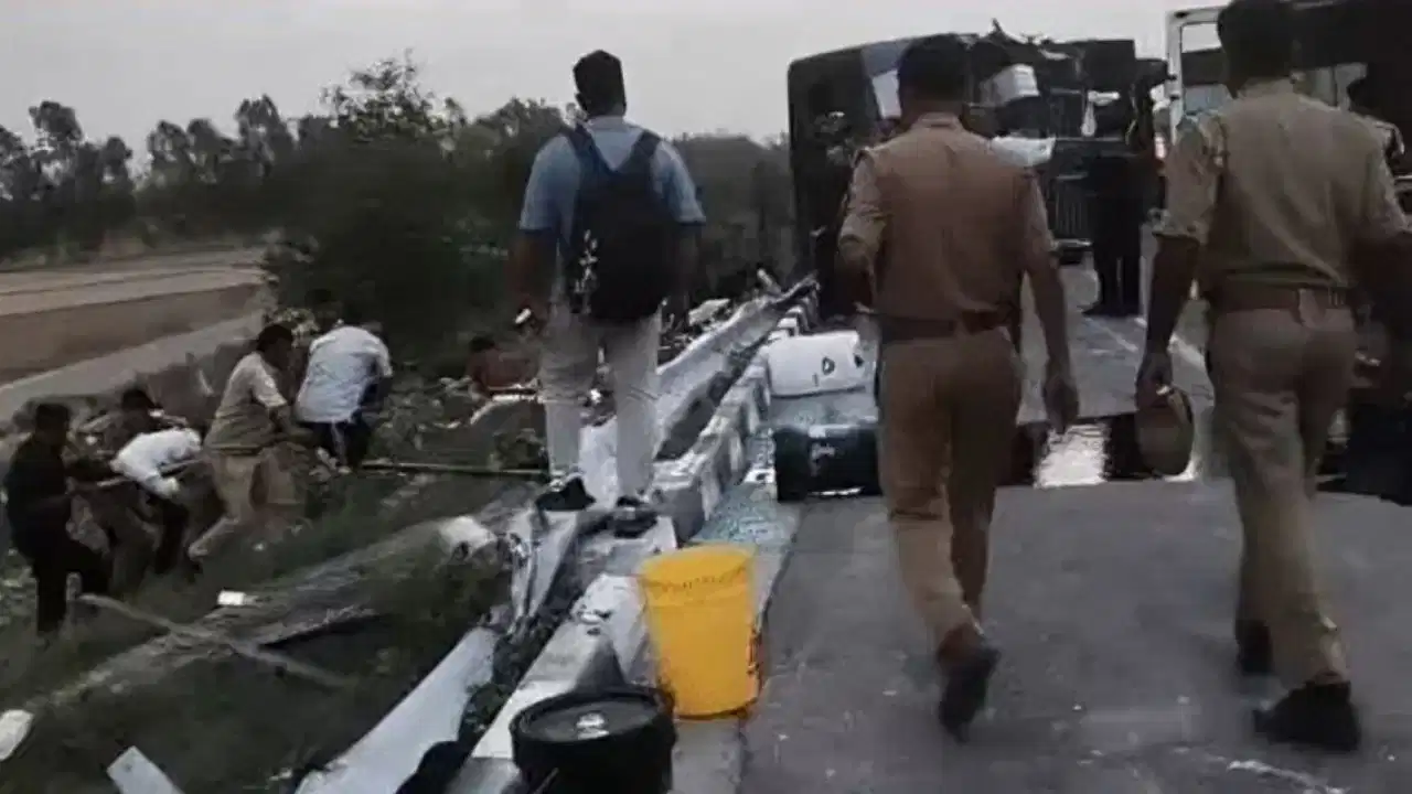 Unnao Bus Accident: लखनऊ-आगरा एक्सप्रेस-वे पर पलटी डबल डेकर एसी बस; 6 यात्रियों की मौत, कई गंभीर