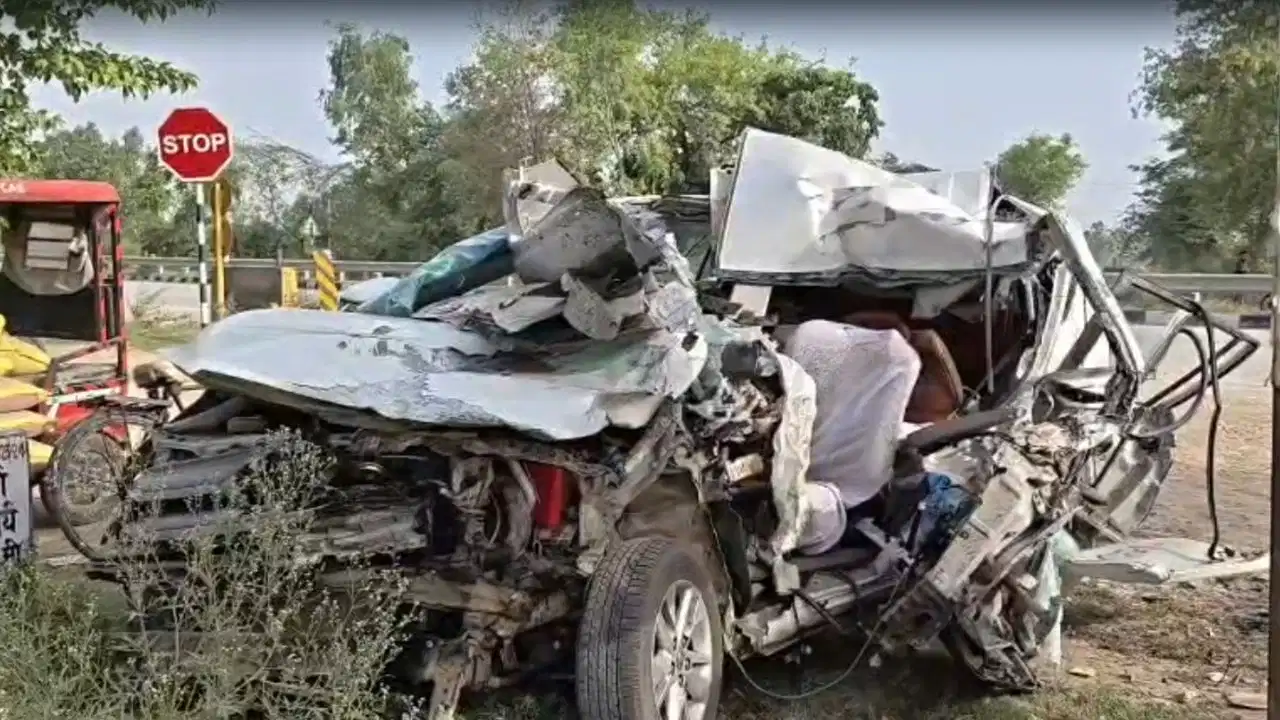 Barabanki Road Accident: बाराबंकी में भीषण सड़क हादसा; एक्सप्रेसवे पर ट्रेलर में घुसी तेज रफ्तार इनोवा, 4 की मौत
