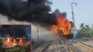 Ratlam News: रतलाम के पास दिल्ली जा रही राजधानी एक्सप्रेस में भीषण आग, AC कोच B-1 सहित दो डिब्बे जले, रेल मार्ग ठप