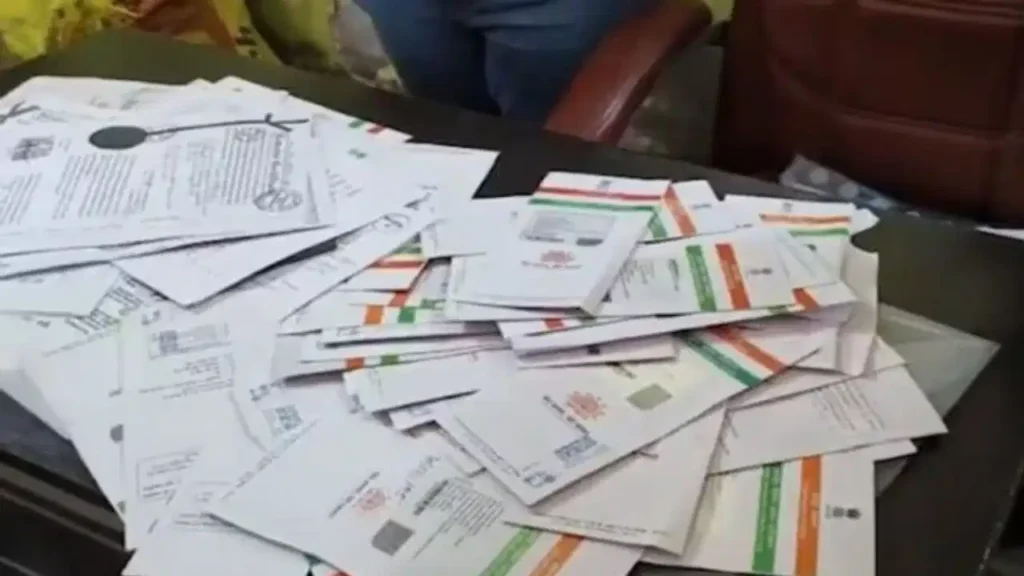 Bengal Politics: सॉल्ट लेक में टीएमसी दफ्तर से बरामद हुए कई आधार कार्ड, बीजेपी के ताला खोलने के बाद पुलिस ने किया सीज