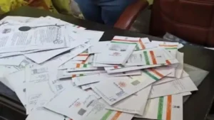 Bengal Politics: सॉल्ट लेक में टीएमसी दफ्तर से बरामद हुए कई आधार कार्ड, बीजेपी के ताला खोलने के बाद पुलिस ने किया सीज