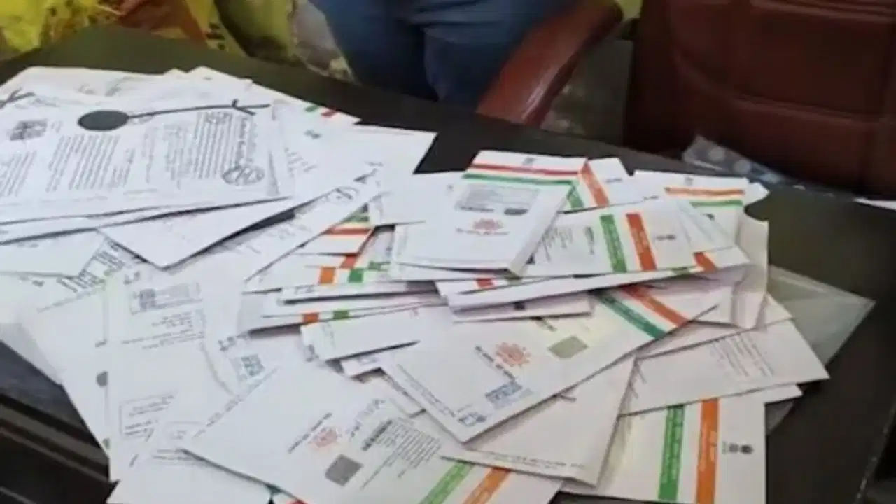 Bengal Politics: सॉल्ट लेक में टीएमसी दफ्तर से बरामद हुए कई आधार कार्ड, बीजेपी के ताला खोलने के बाद पुलिस ने किया सीज