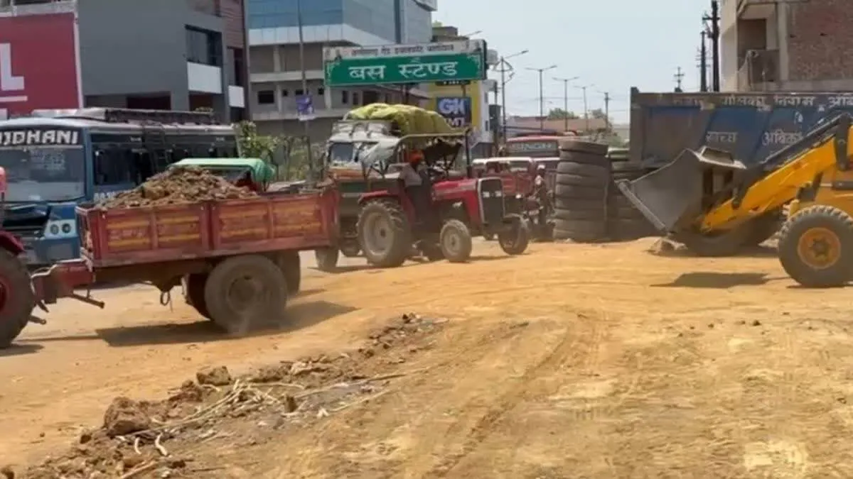 Ambikapur News: अंबिकापुर में अतिक्रमण हटाने का भारी विरोध; उड़नदस्ता टीम के साथ बदसलूकी, फिर शुरू हुई कार्रवाई