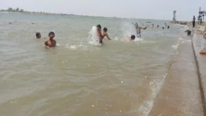 Narmada Ghat Barwani: नौतपा की तपिश से राहत के लिए नर्मदा की शरण में शहर; शाम को सज रही घाटों पर महफिल