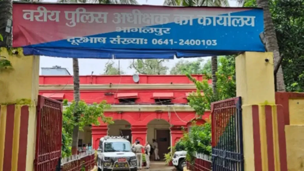 Bhagalpur News: भागलपुर में आरोपी को पकड़ने गई पुलिस पर पथराव; परिजनों का आरोप—घर में घुसकर महिलाओं को पीटा