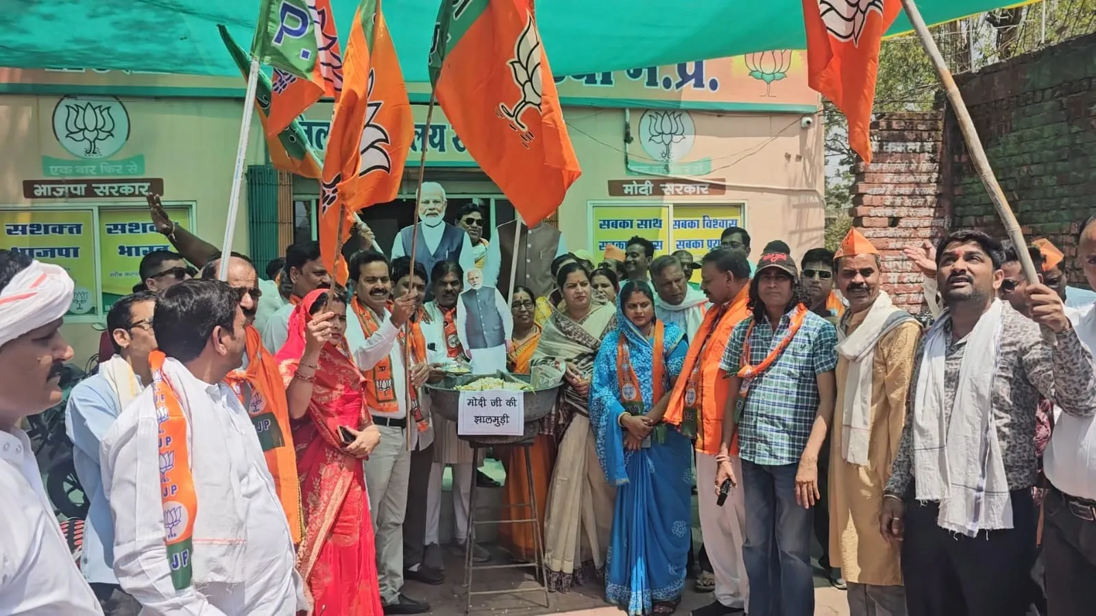 विधानसभा चुनाव के रुझानों पर झूमे BJP कार्यकर्ता, बंगाल में बंपर जीत पर मनाया जश्न