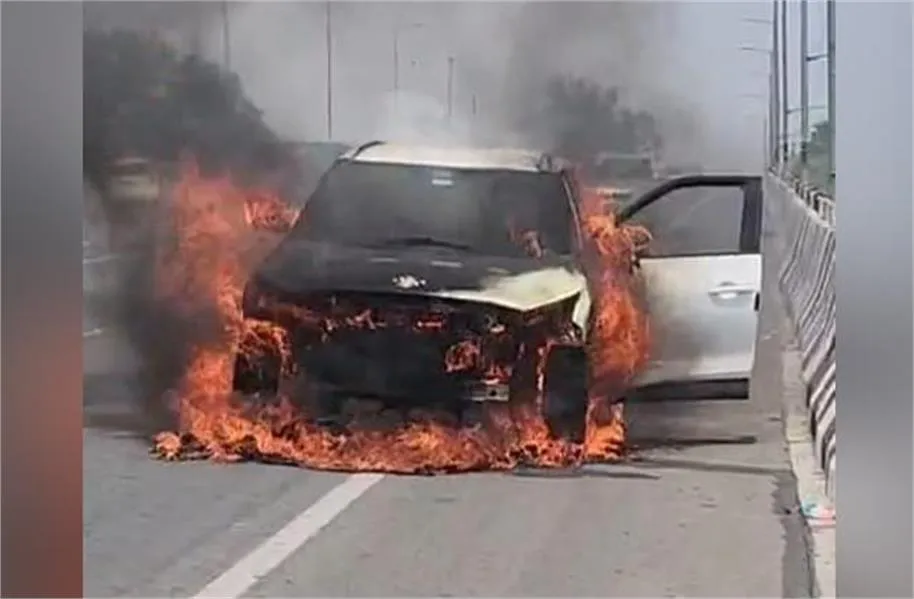 Bathinda-Chandigarh Highway: बठिंडा-चंडीगढ़ हाईवे पर कार बनी आग का गोला; यात्रियों में मची अफरा-तफरी