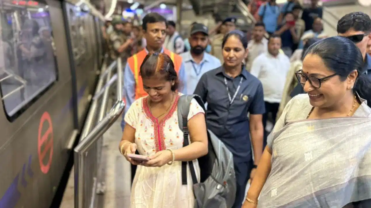 Delhi Metro Monday: दिल्ली की सीएम रेखा गुप्ता ने फिर किया मेट्रो और बस से सफर; सचिवालय पहुंचकर की खास अपील