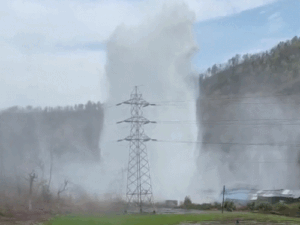 Indore Pipeline Burst: महू में नर्मदा जल प्रदाय योजना की पाइपलाइन फटी; 150 फीट ऊपर उठा पानी का फव्वारा, लाखों लीटर बर्बाद