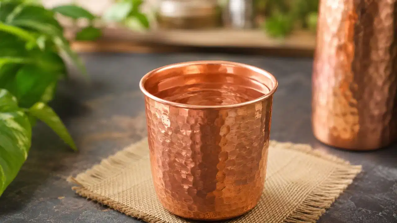 Copper Bottle Mistakes: कॉपर की बोतल में पानी पीते समय न करें ये 3 बड़ी गलतियां, फायदे की जगह होगा भारी नुकसान