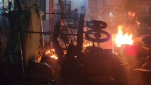 Ashta Crime News: आष्टा के मेहतवाड़ा में किशोरी से छेड़छाड़ के बाद बवाल; भीड़ ने बाइक फूंकी, आरोपी ठेला चालक जेल भेजा गया