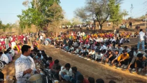 Dhar News: धार में भीषण गर्मी का सितम; गर्म जमीन पर बैठकर शादी की दावत खाने को मजबूर पूरा गांव, तस्वीरें वायरल