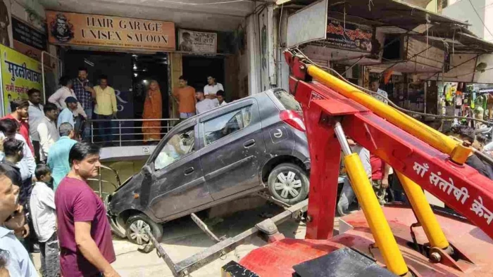 Dhar Crime News: धार में तेज रफ्तार कार ने मकान में घुसकर मचाई तबाही; पुलिसकर्मी की बाइक टूटी, चालक फरार