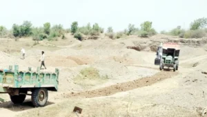 Dhar Sand Mining: धार के मनावर में नर्मदा किनारे रेत माफिया बेखौफ; कोर्ट की रोक के बावजूद नदी का सीना हो रहा छलनी