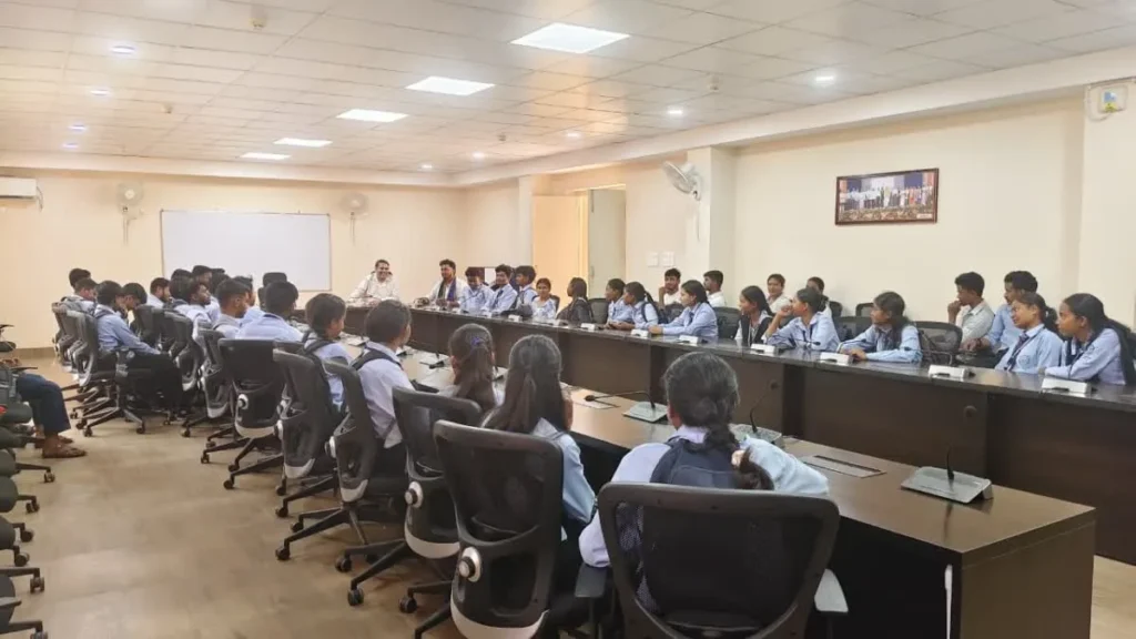DSPMU Ranchi: डॉ. श्यामा प्रसाद मुखर्जी विश्वविद्यालय में छात्रों का उग्र प्रदर्शन; फीस वृद्धि वापस लेने की मांग
