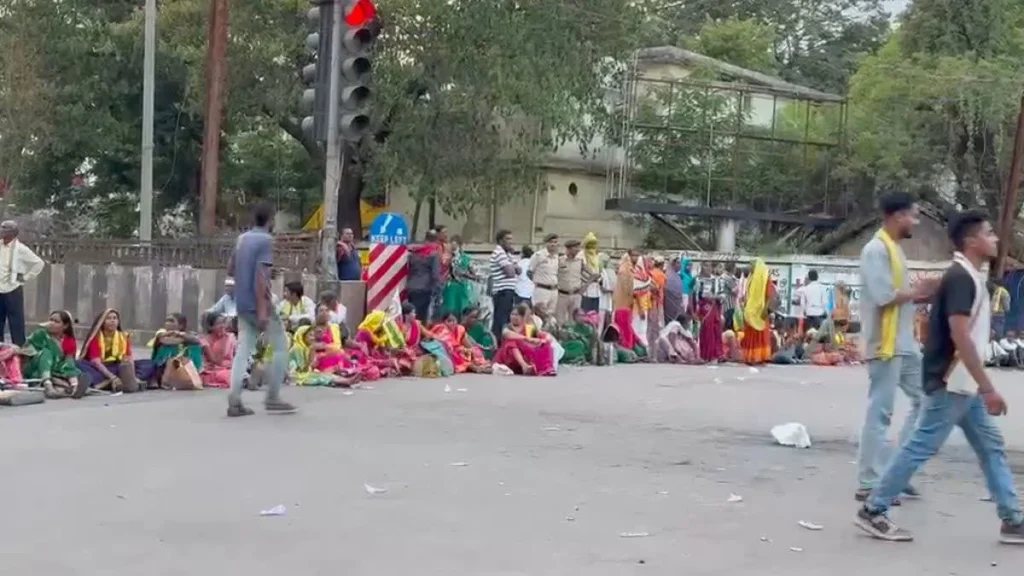 Dhamdhagarh Protest: प्रधान कार्यालय और कचना धुरवा देवालय में तालाबंदी से भड़के आदिवासी; चक्काजाम से थमी सड़कों की रफ्तार