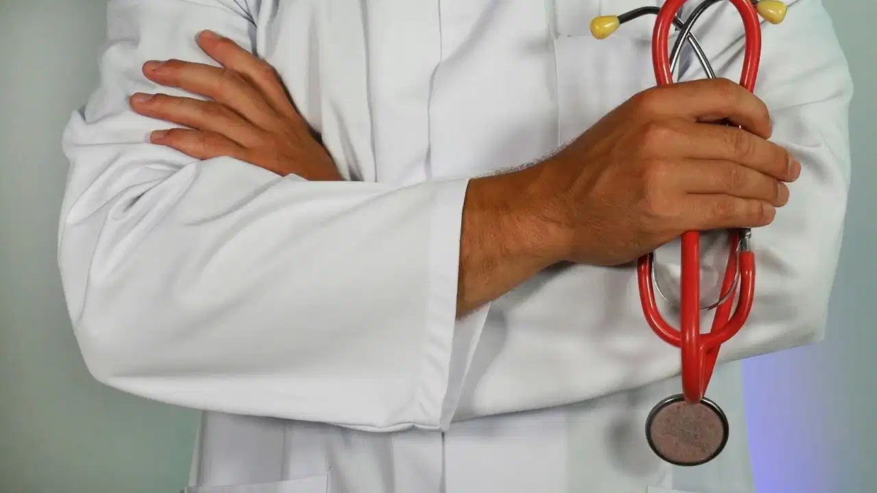 MP Fake Doctor Arrest: दमोह में बड़ा खुलासा, संजीवनी अस्पतालों में फर्जी MBBS डिग्री पर नौकरी कर रहे 3 ‘डॉक्टर’ गिरफ्तार