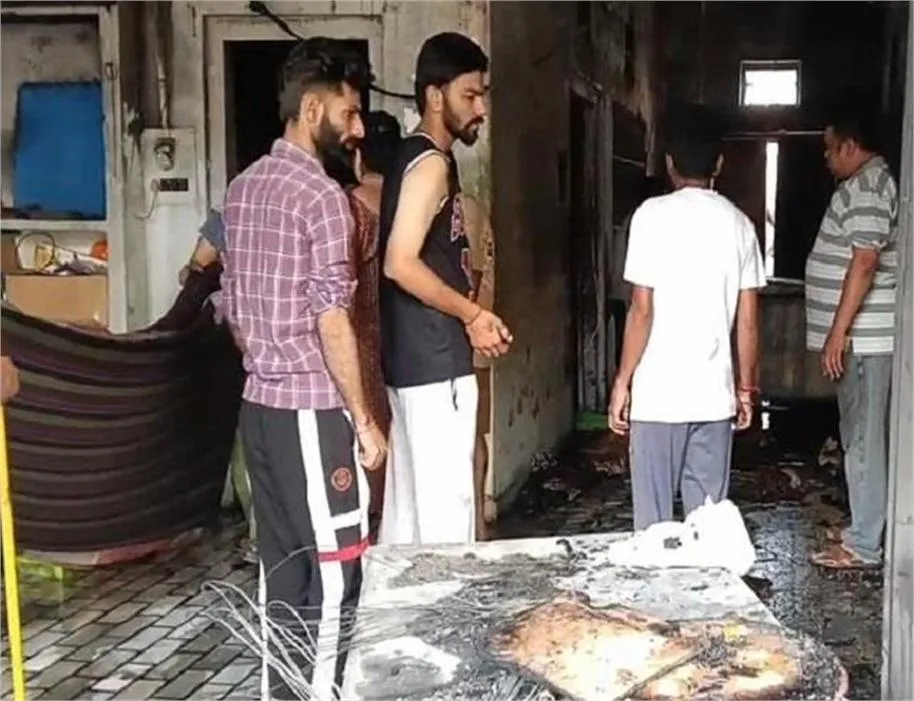 Moga Fire News: मोगा के गिल रोड पर घर में लगी भीषण आग, लाखों का सामान और 2 लाख कैश जलकर राख