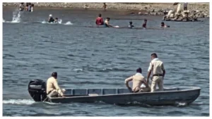 Jabalpur Bargi Dam Incident: बरगी बांध हादसे के बाद पुलिस की बड़ी लापरवाही; लाइफ जैकेट के बिना ही नर्मदा में उतरे अधिकारी