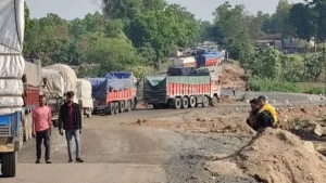NH 45 Traffic Alert: गौरेला-पेंड्रा-मरवाही में ट्रेलर पलटने से लगा महाजाम; सड़क के दोनों ओर लगी वाहनों की लंबी कतार