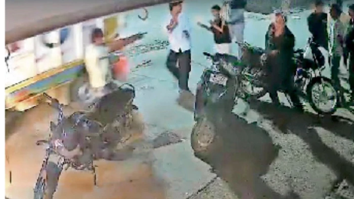 Gwalior Crime News: ग्वालियर में खाना नहीं मिलने पर होटल में ताबातोड़ फायरिंग; सीसीटीवी में कैद हुए हमलावर