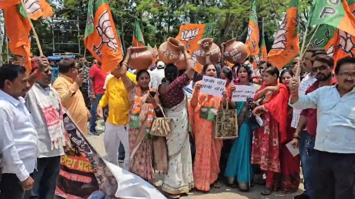 Jharkhand Politics: झारखंड में भाजपा का ‘मटका फोड़’ आंदोलन; हेमंत सरकार पर लगाए गंभीर आरोप, JMM के प्रदर्शन को बताया ड्रामा