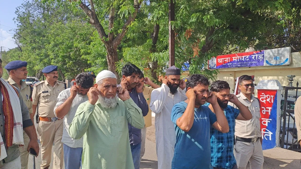 Bajrang Dal Protest Khandwa: बढ़ियातुला गांव में बोरियों में मिला गोवंश का सिर और मांस, 7 आरोपी गिरफ्तार