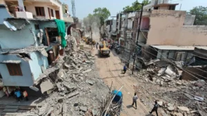 Indore Road Widening: इंदौर के जिंसी में चला नगर निगम का बुलडोजर; सड़क चौड़ीकरण के लिए तोड़े गए 100 साल पुराने मकान