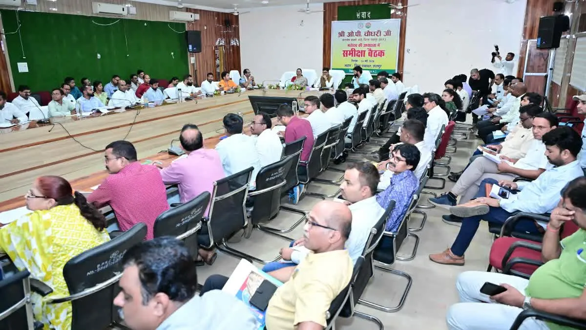 Jashpur News: मुख्यमंत्री के गृह जिले में लापरवाही बर्दाश्त नहीं; समीक्षा बैठक में अफसरों पर भड़के मंत्री ओपी चौधरी