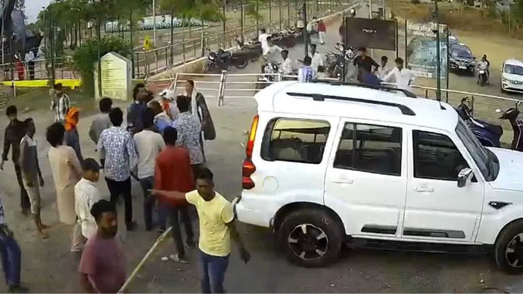Baikunthpur Crime News: झुमका बोट क्लब में पार्किंग विवाद के बाद मारपीट; सीसीटीवी में कैद हुई घटना, पुलिस जांच शुरू