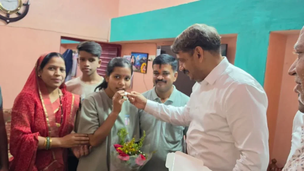 Kawardha News: रिया केशरवानी की बड़ी कामयाबी; घर पहुंचे कवर्धा कलेक्टर, मिठाई खिलाकर उज्ज्वल भविष्य की दी शुभकामनाएं