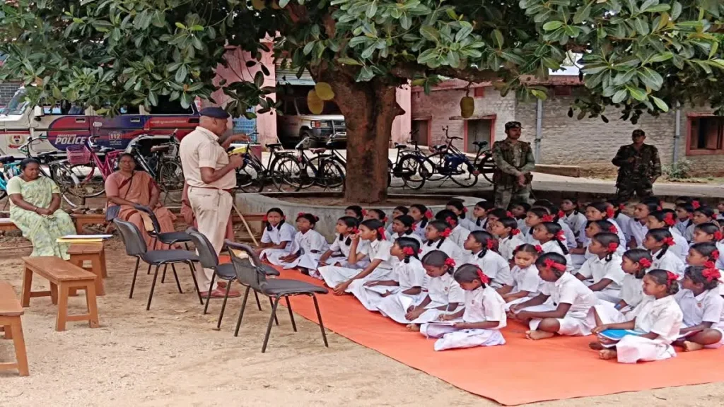 खाकी में गुरुजी! खूंटी पुलिस ने संभाली क्लास, बच्चों को सिखाया मानव तस्करी और बाल विवाह के खिलाफ लड़ना